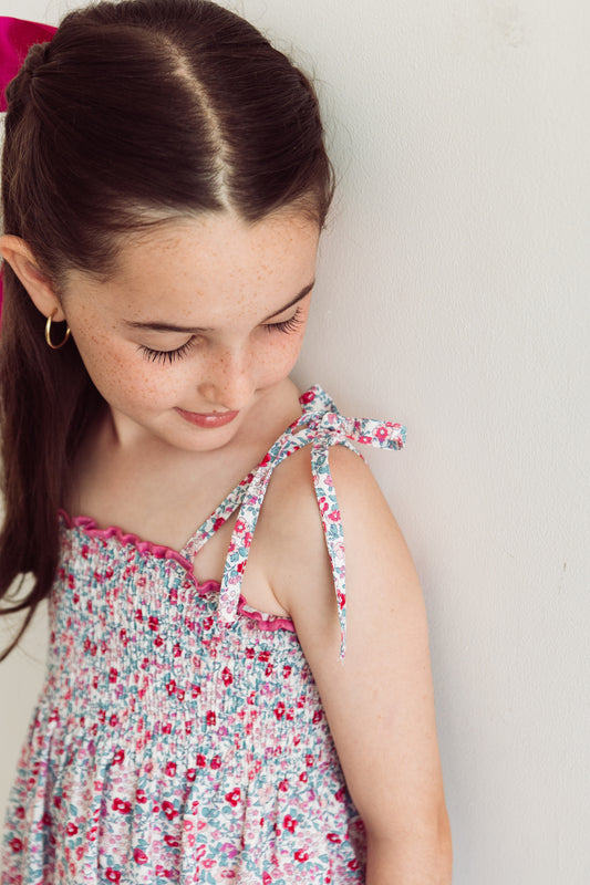 Vestido arruchado flores medianas fucsia