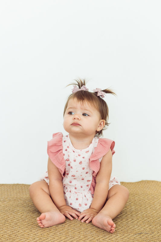 Conjunto volante boblé flores medianas tonos rosados