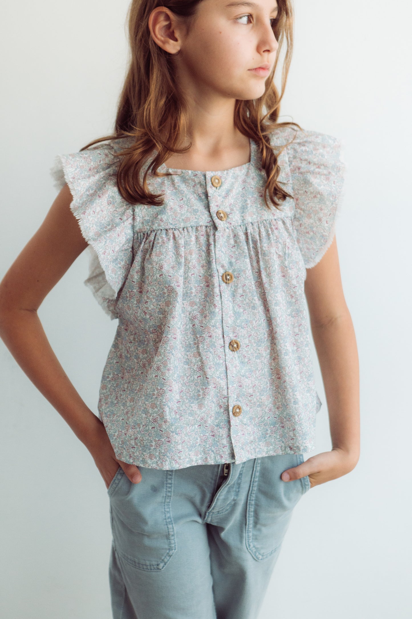 Camisa volante flores tupida rosada combinada