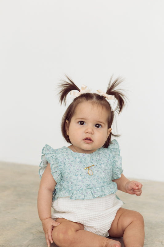 Pelele flores mini morado fondo verde agua