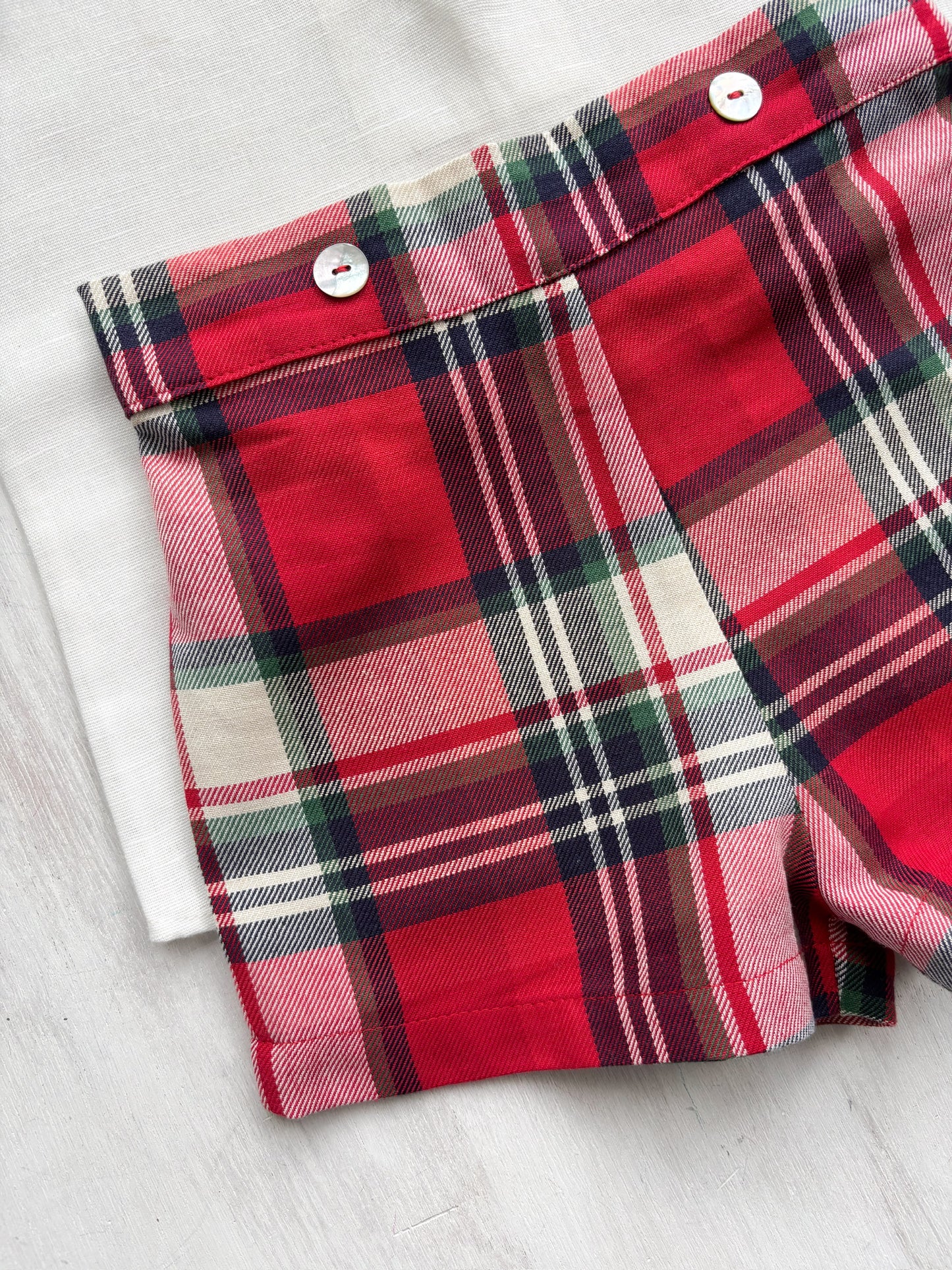 Conjunto varón short cuadros rojos y crudo personalizado