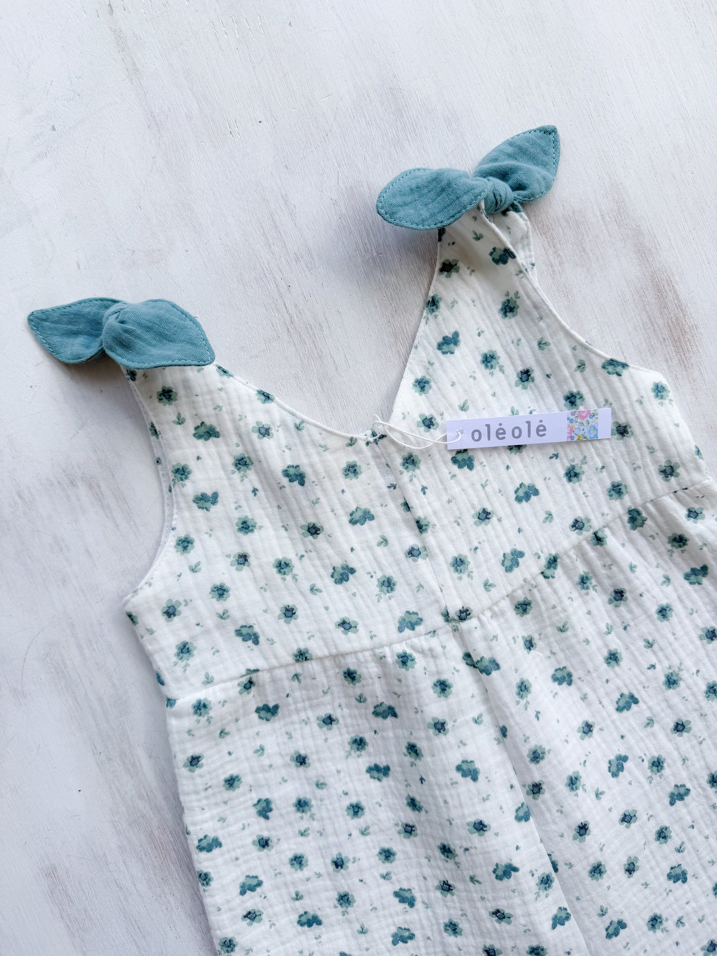 Braga de niña boblé flores medianas tonos verdes