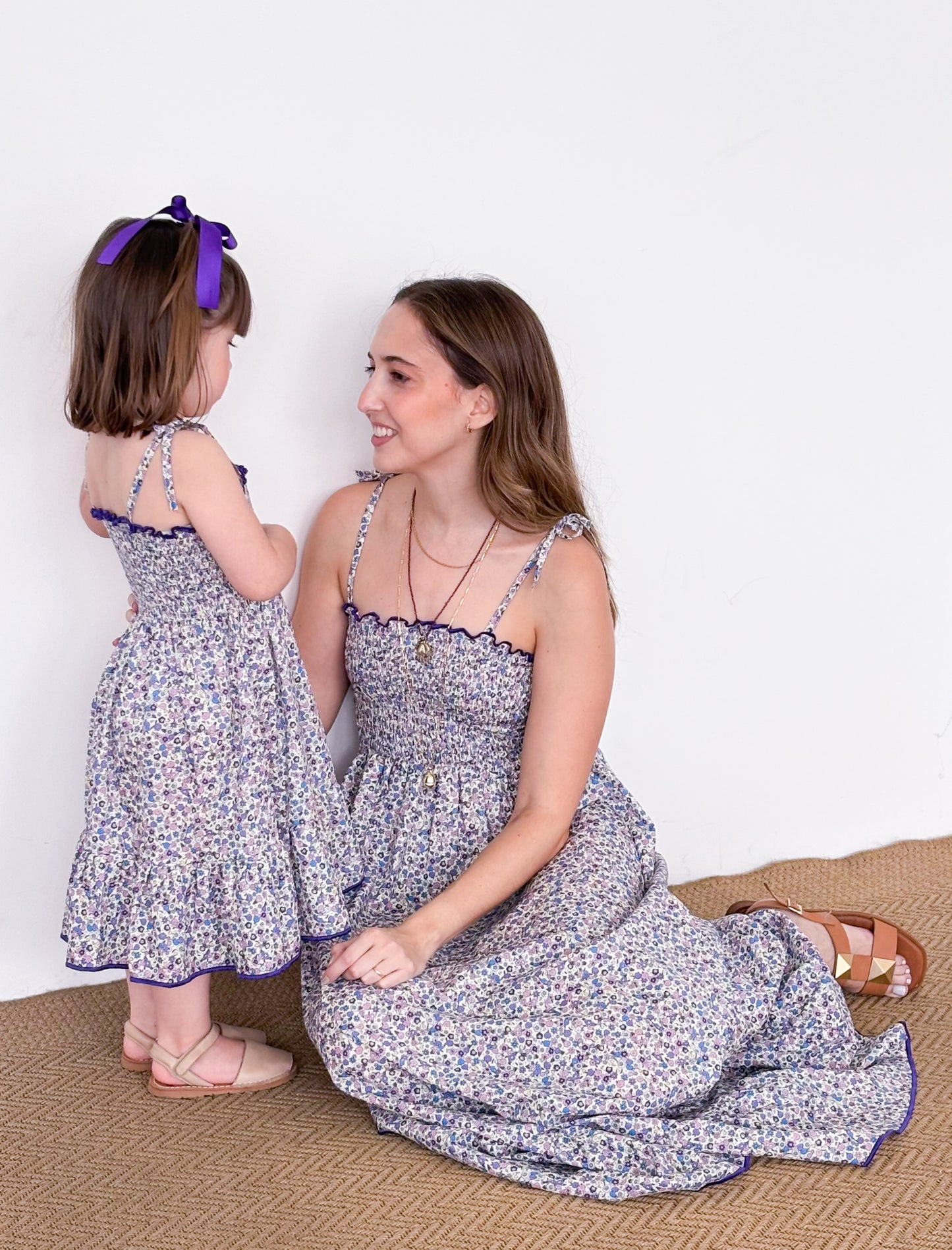 Vestido arruchado flores moradas