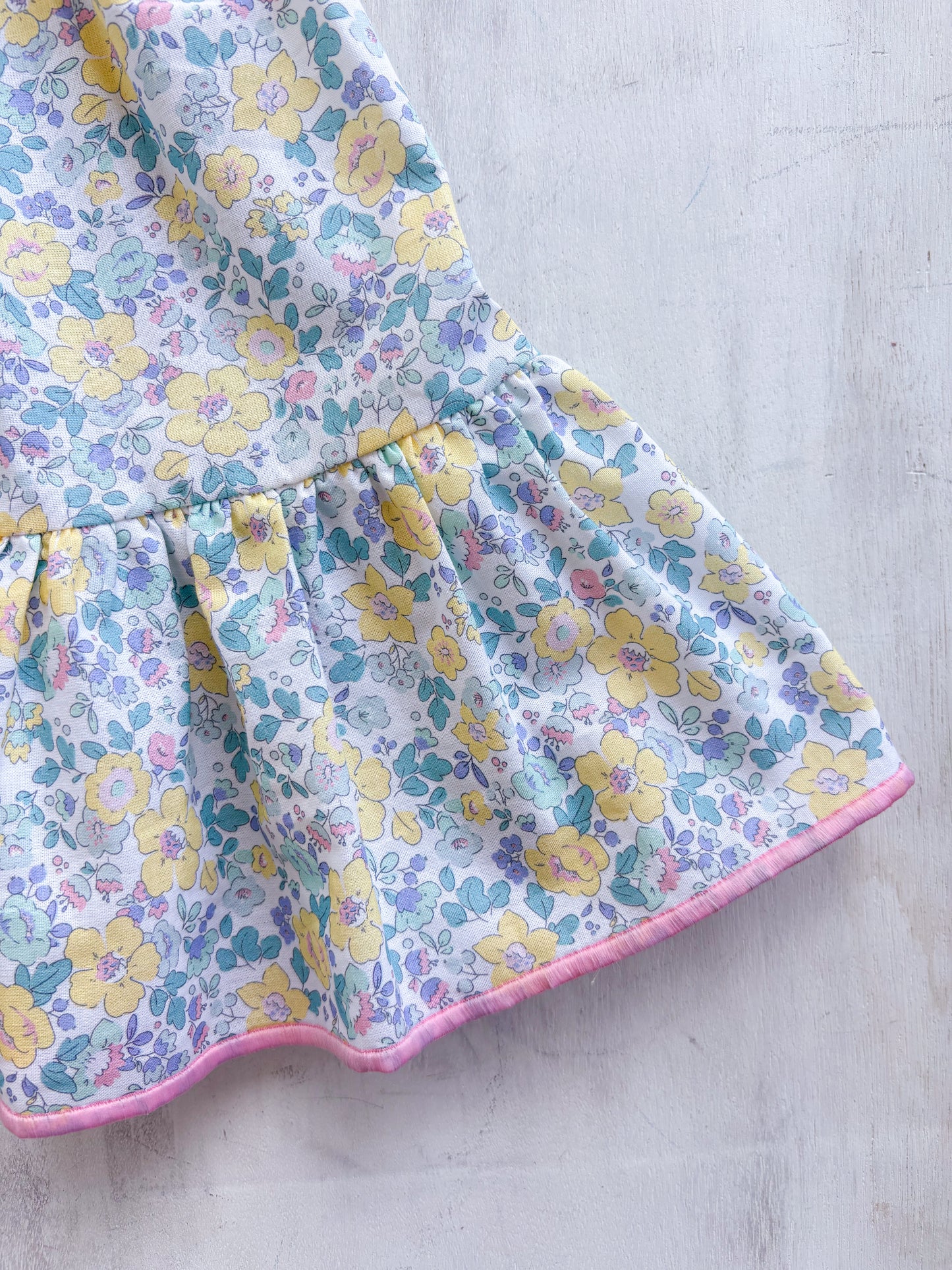 Vestido arruchado flores grandes tipo liberty amarillas