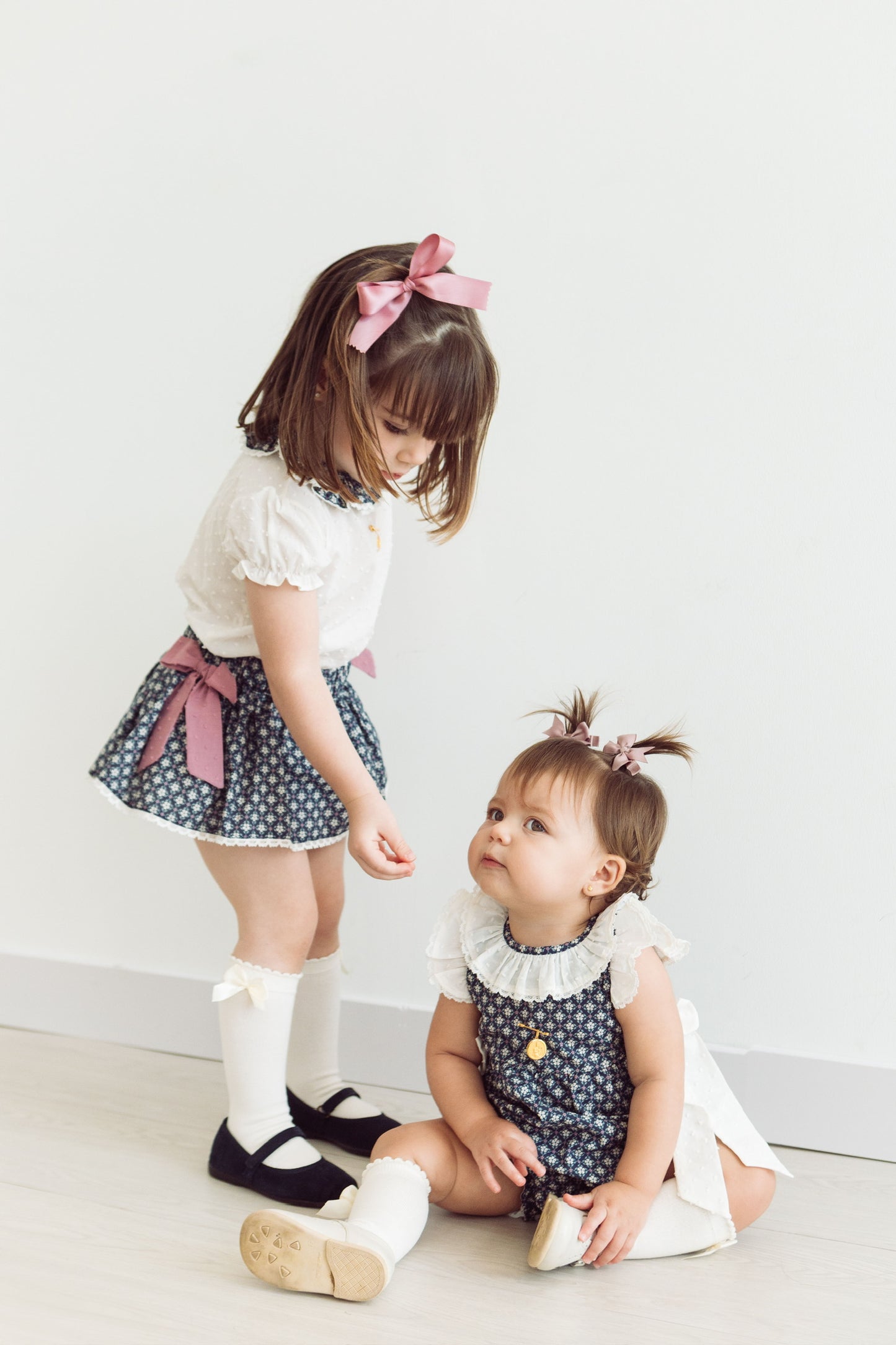 Conjunto MatchyCuello falda c/lazos geometrica azul marino