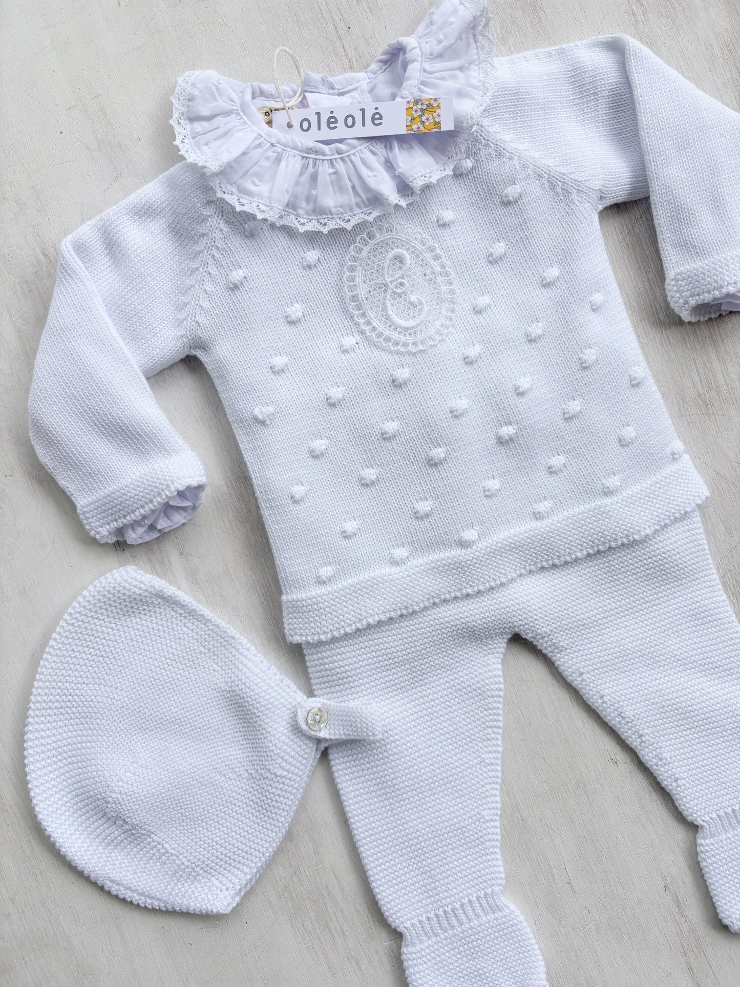 Conjunto tejido lunares c/gorro blanco