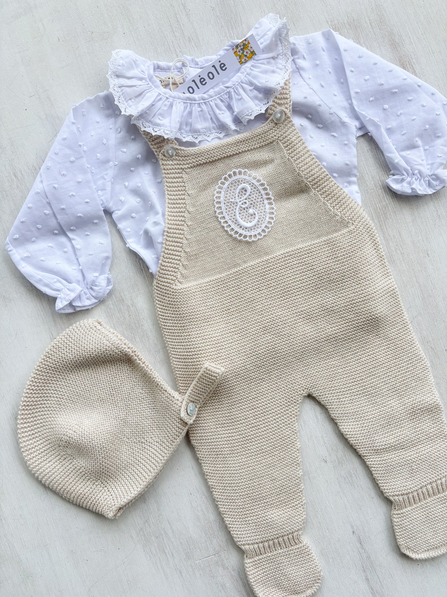 Conjunto peto tejido c/gorro beige