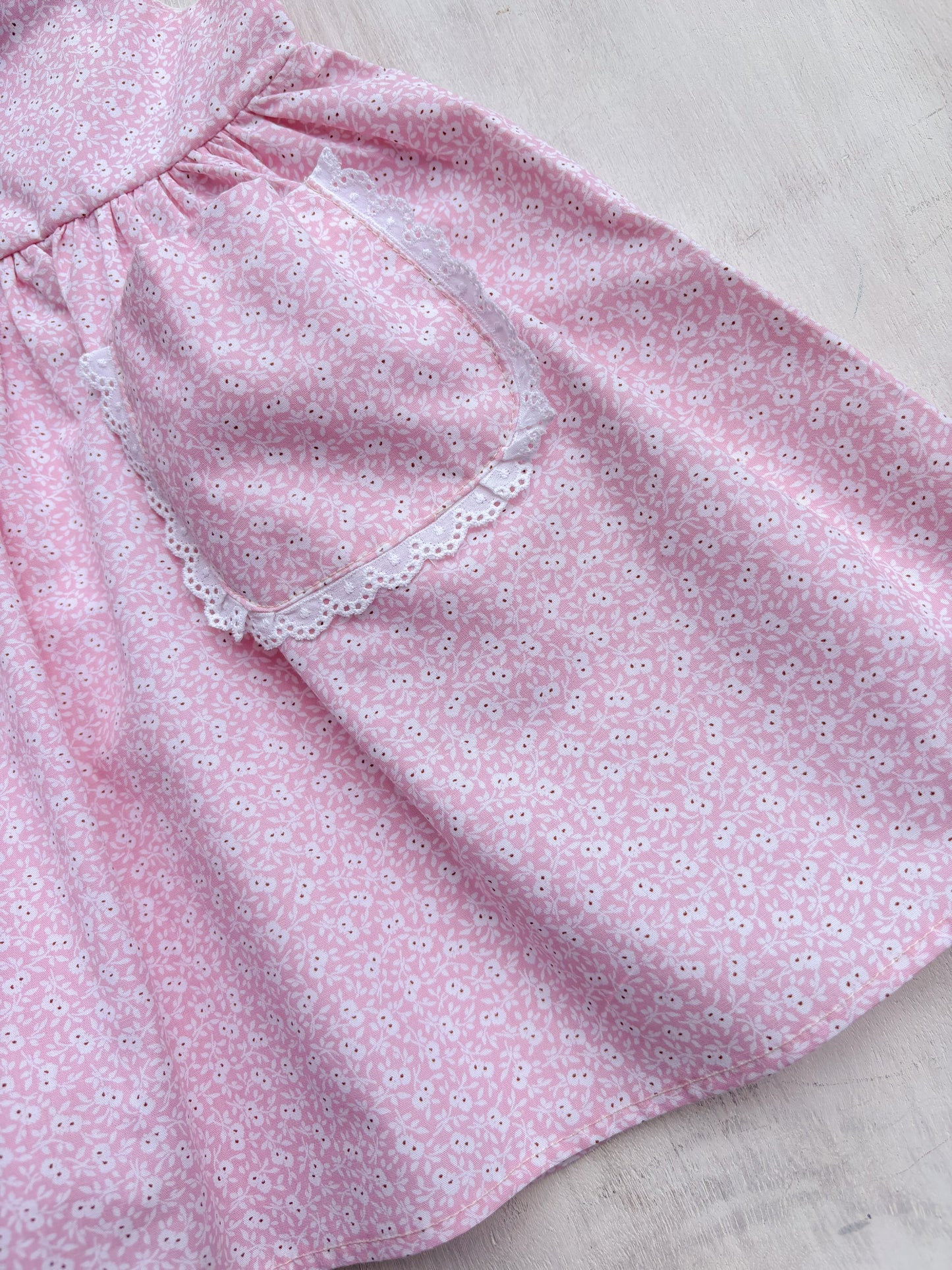 Vestido bolsillo ojitos rosados