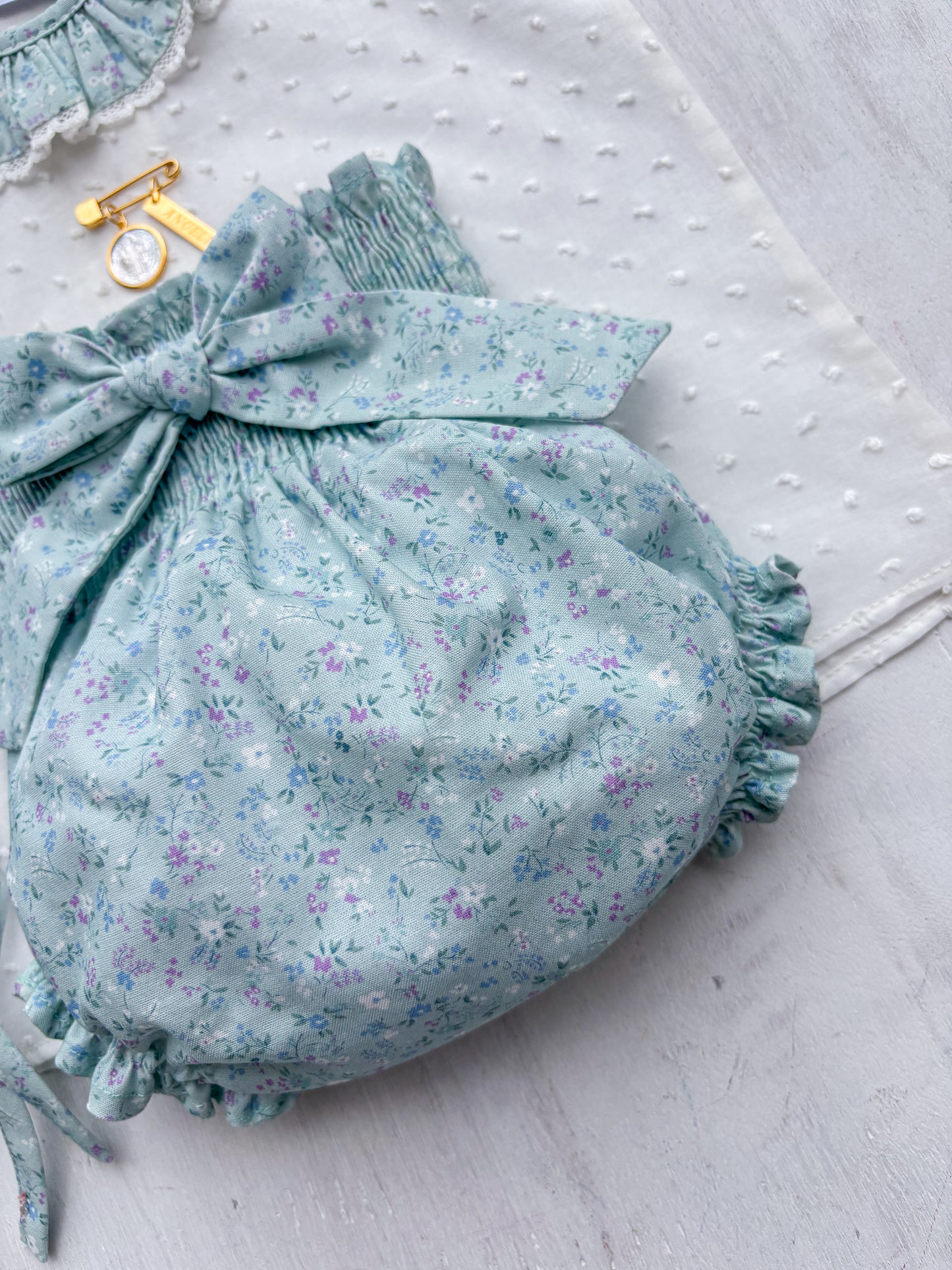 Conjunto MatchyCuello bombacha flores mini morado fondo verde agua