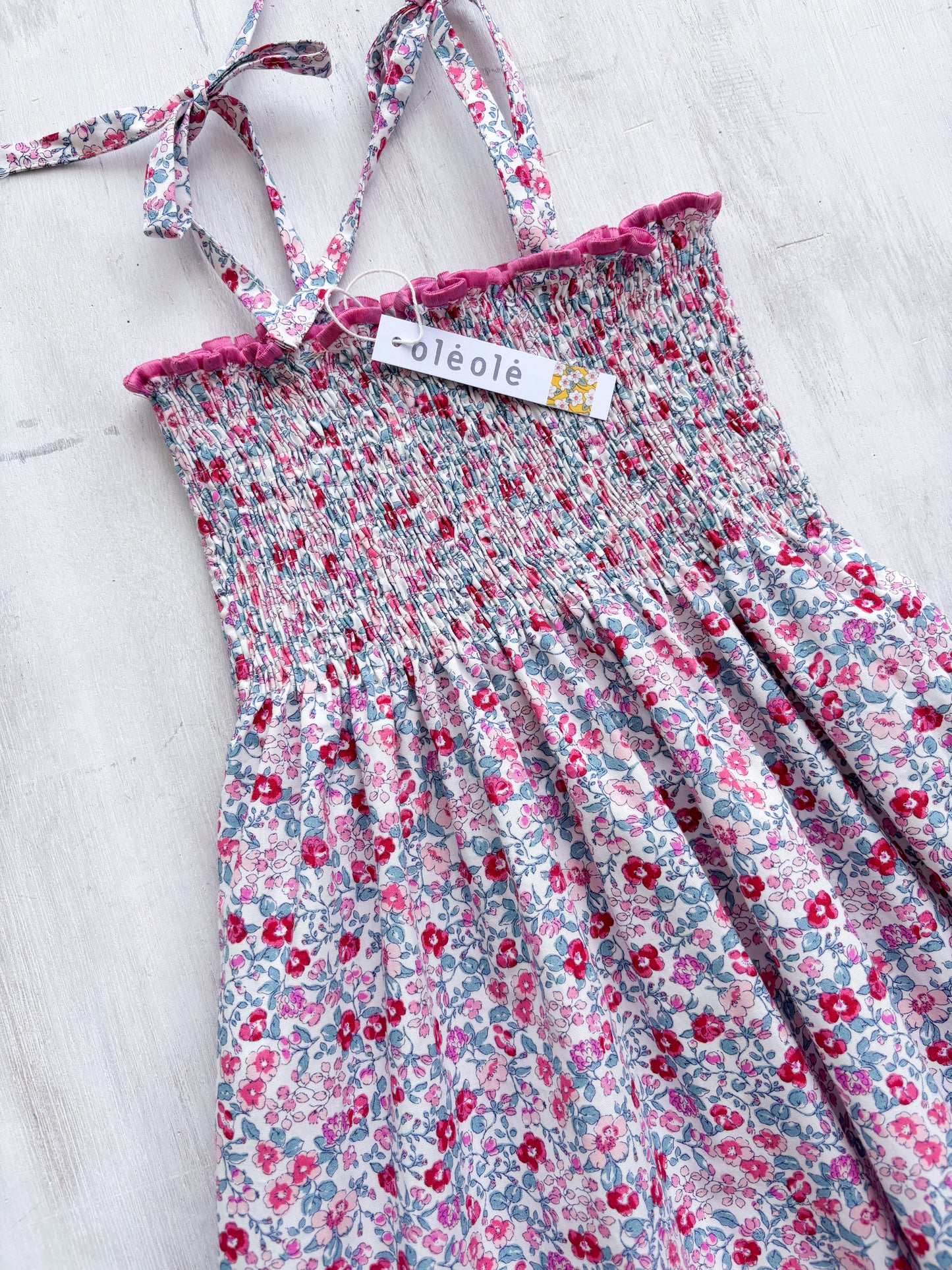 Vestido arruchado flores medianas fucsia