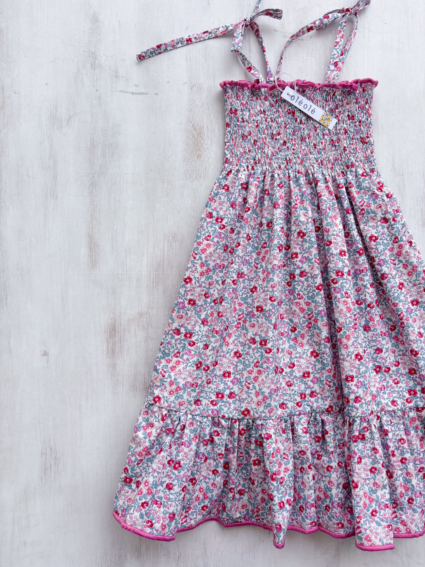 Vestido arruchado flores medianas fucsia