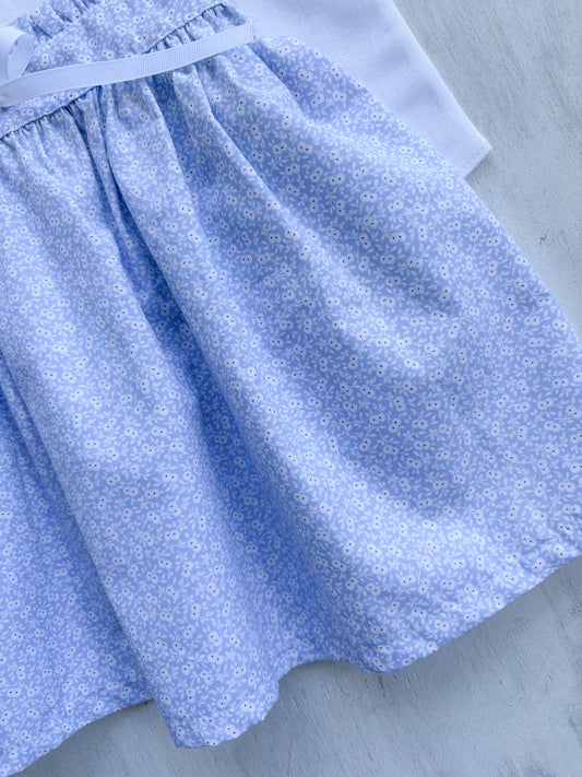 Conjunto falda de grande con inicial en tela pompón mini fondo azul celeste