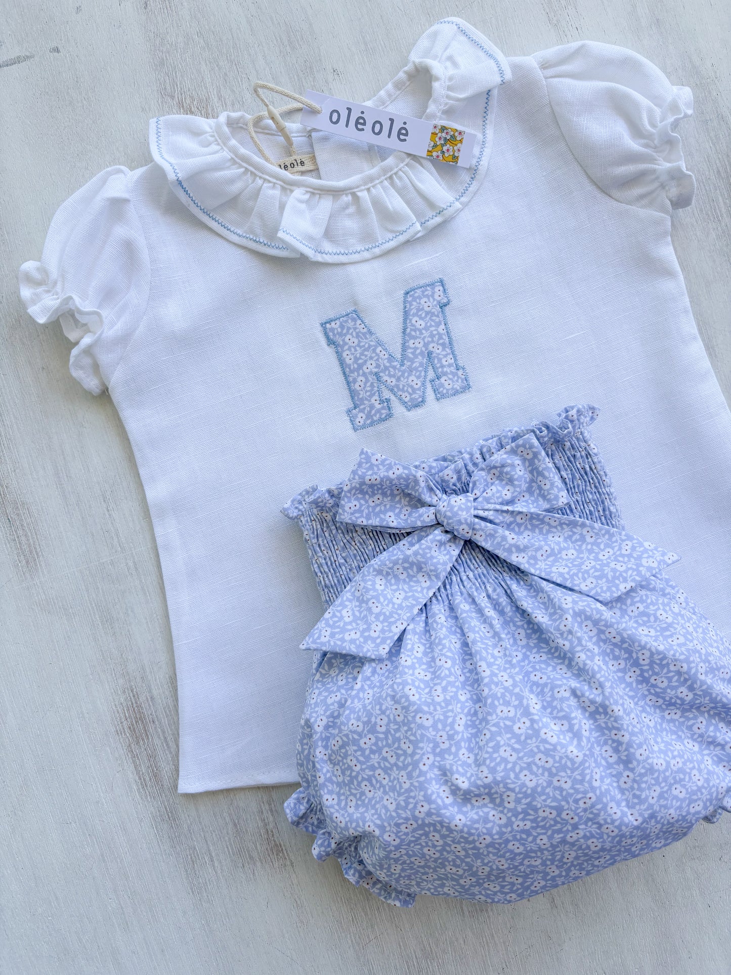Conjunto bombacha con inicial en tela pompón mini fondo azul celeste
