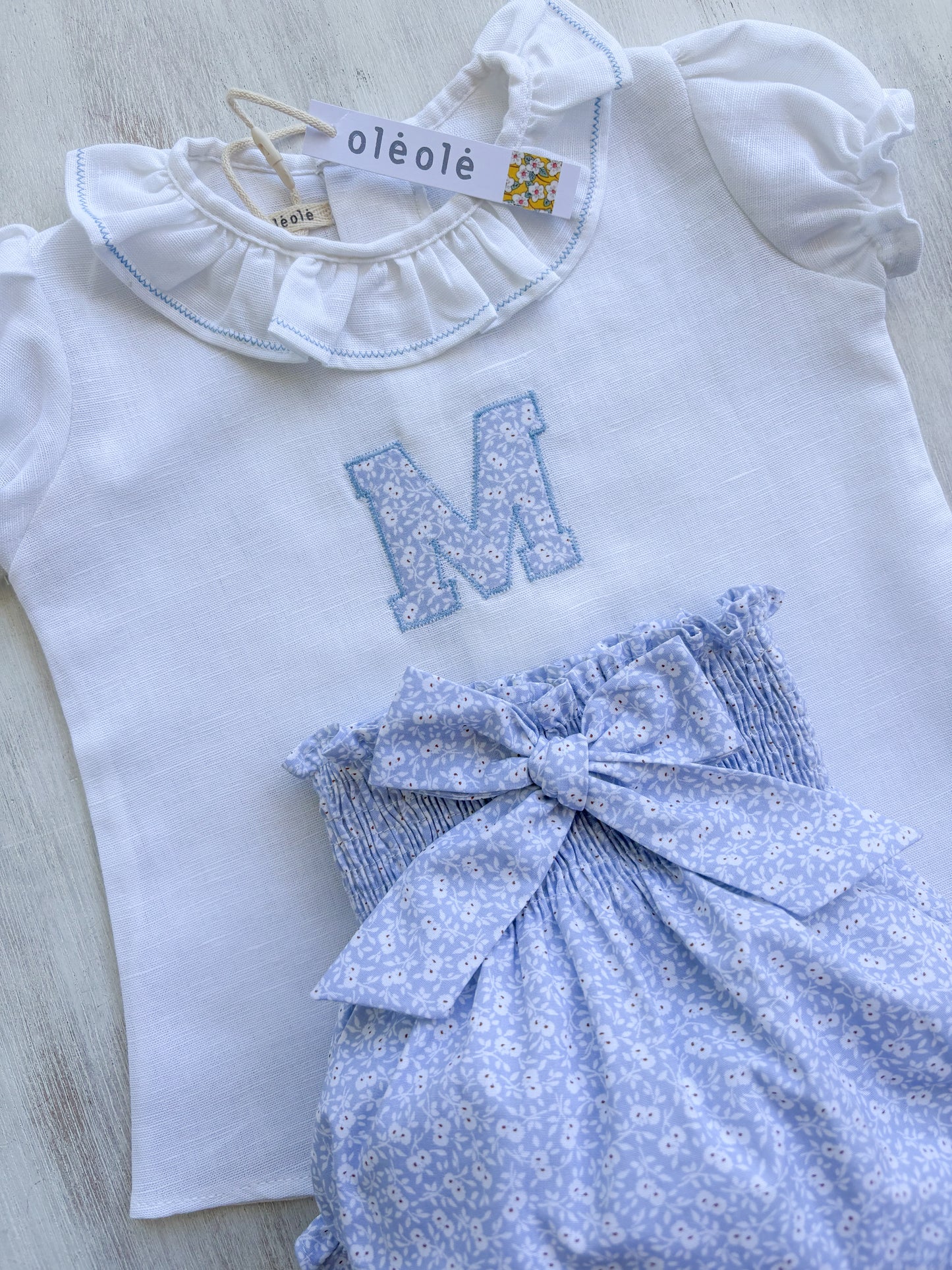Conjunto bombacha con inicial en tela pompón mini fondo azul celeste