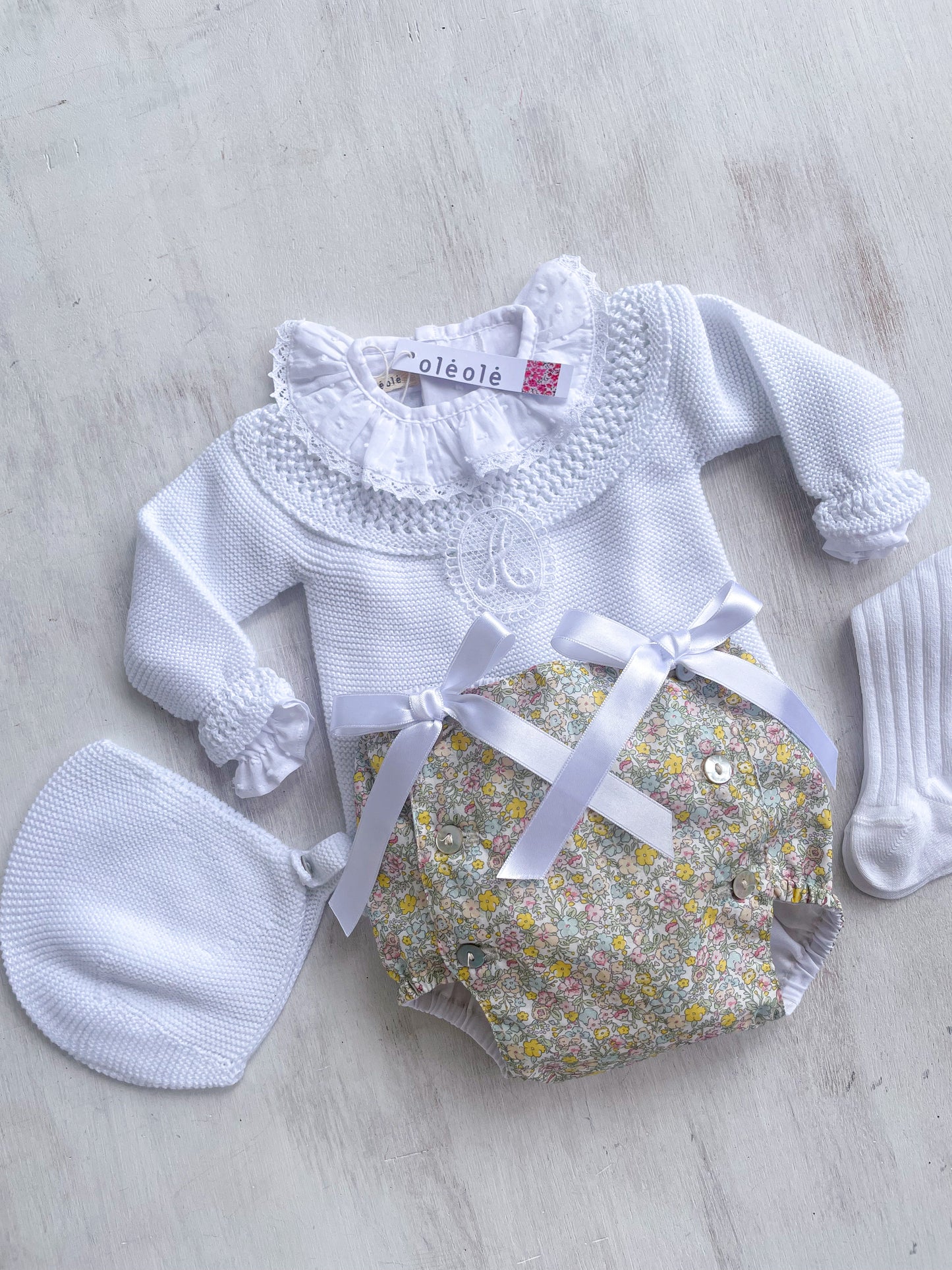 Conjunto suéter, gorro blanco y panty flores