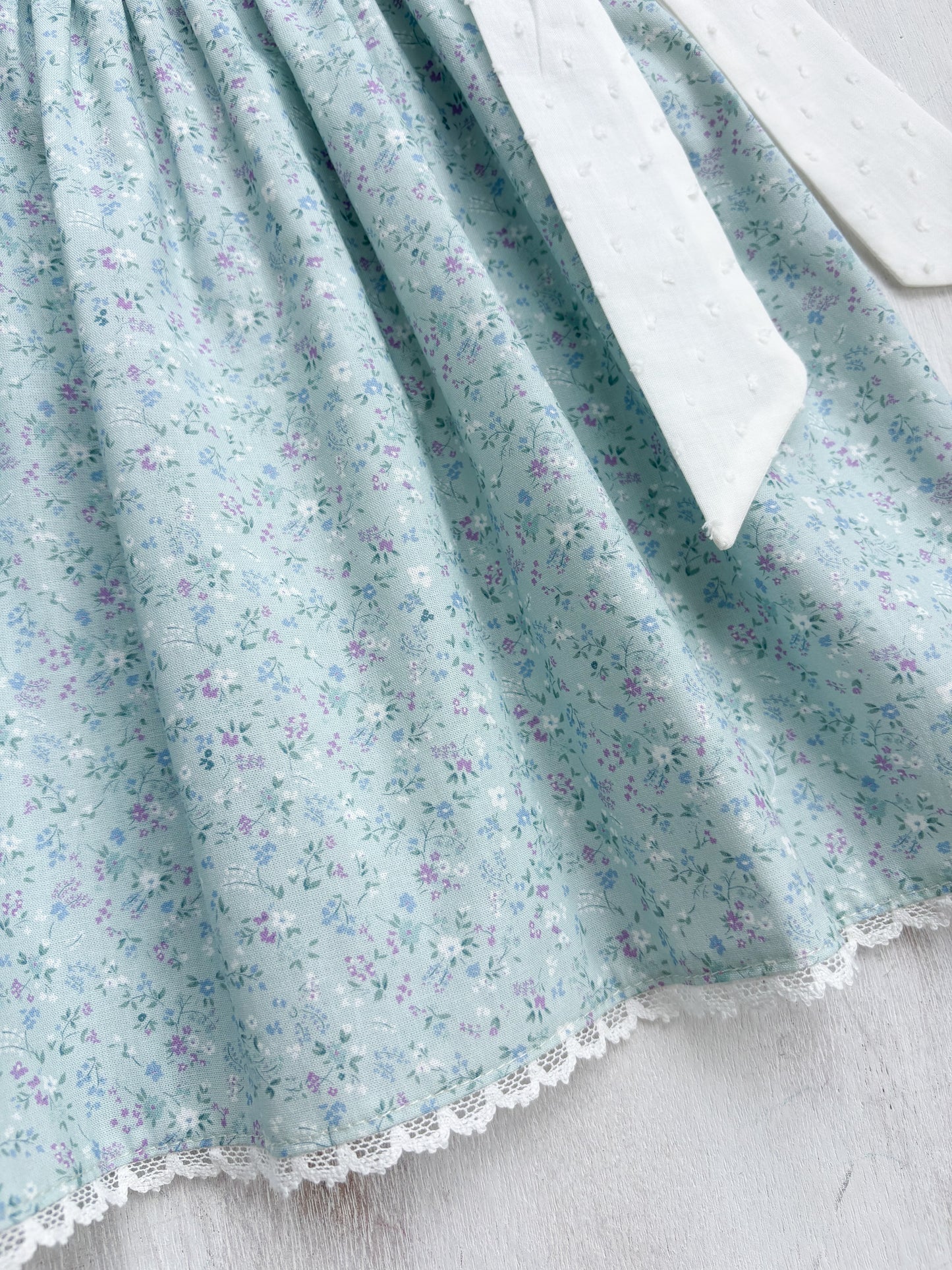 Vestido ranita flores mini morado fondo verde agua