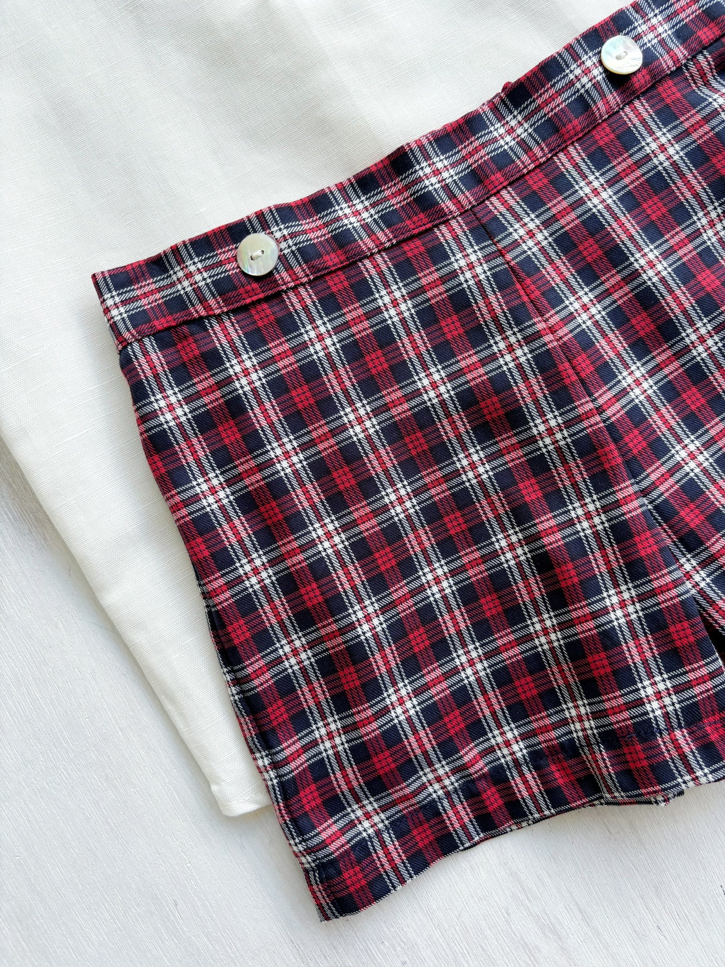 Conjunto varón short cuadros marino y rojo
