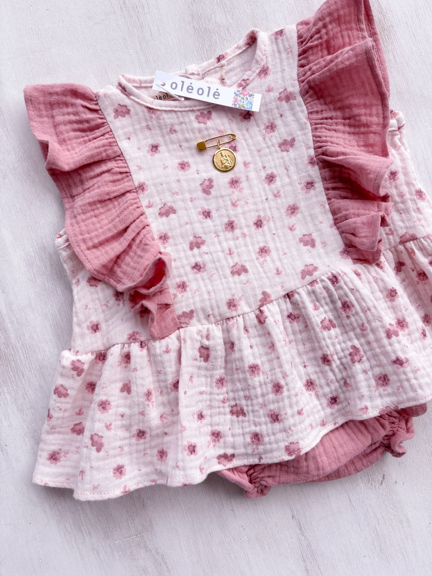 Conjunto volante boblé flores medianas tonos rosados