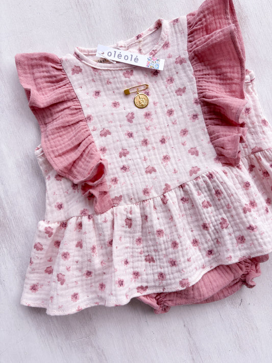 Conjunto volante boblé flores medianas tonos rosados