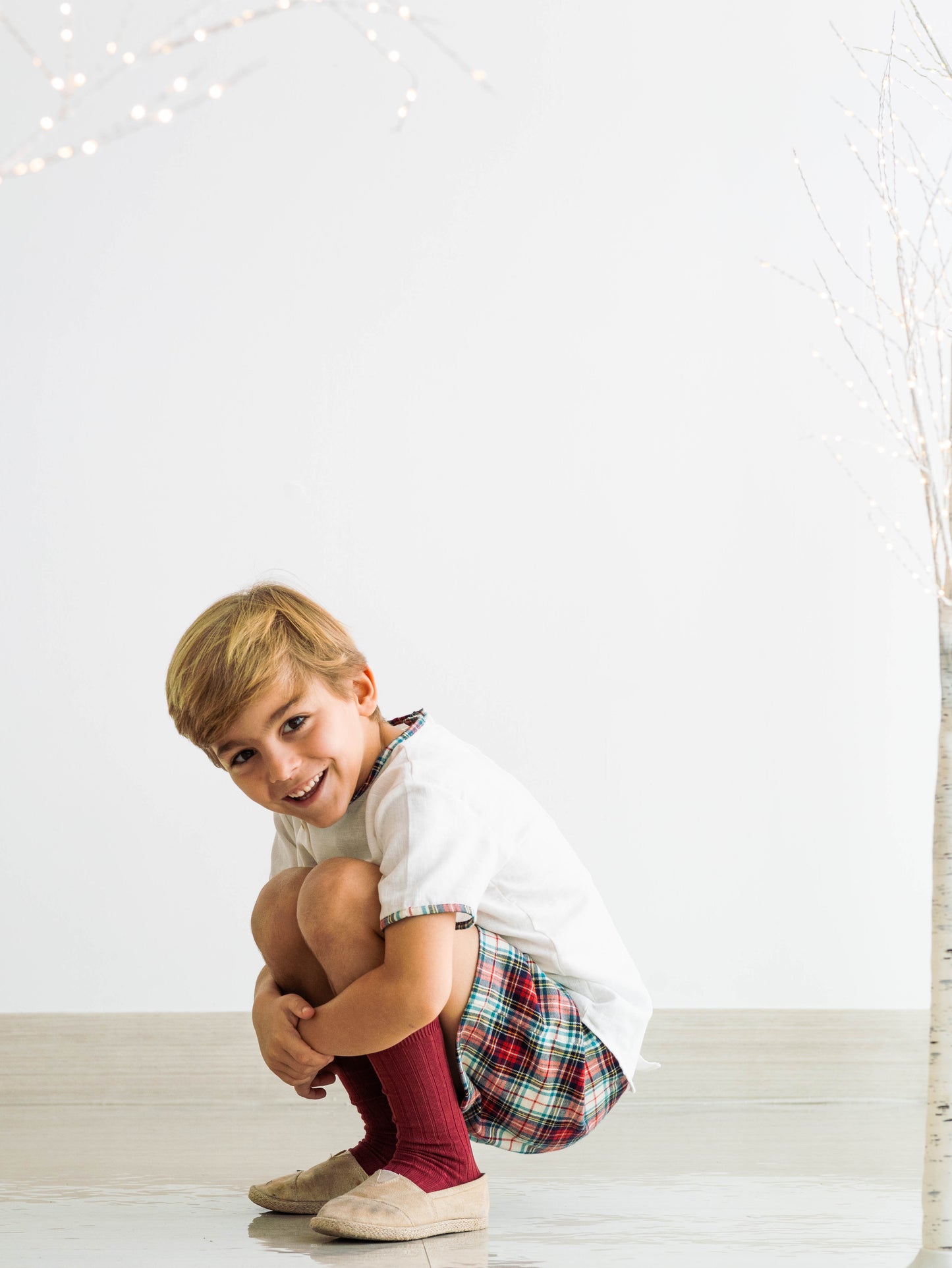 Conjunto varón short tartán burdeos y beige