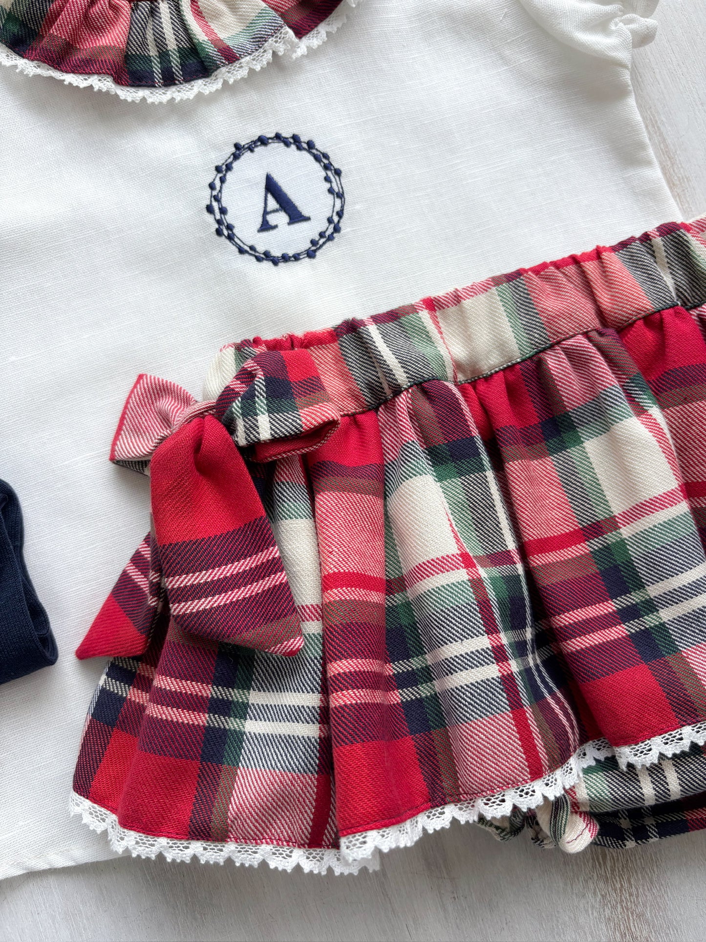 Conjunto MatchyCuello falda c/lazos cuadros rojos y crudo personalizado
