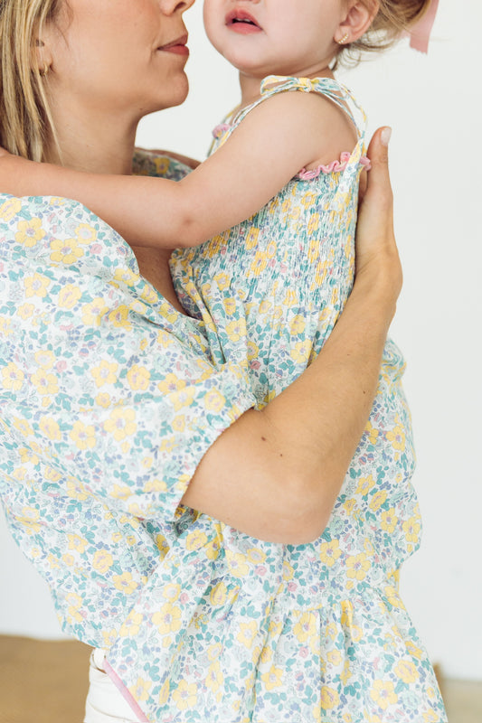 Camisa de mamá jardín flores grandes tipo liberty amarillas