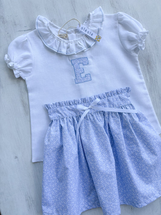 Conjunto falda de grande con inicial en tela pompón mini fondo azul celeste