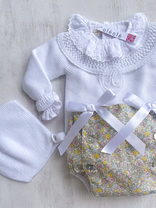 Conjunto suéter, gorro blanco y panty flores