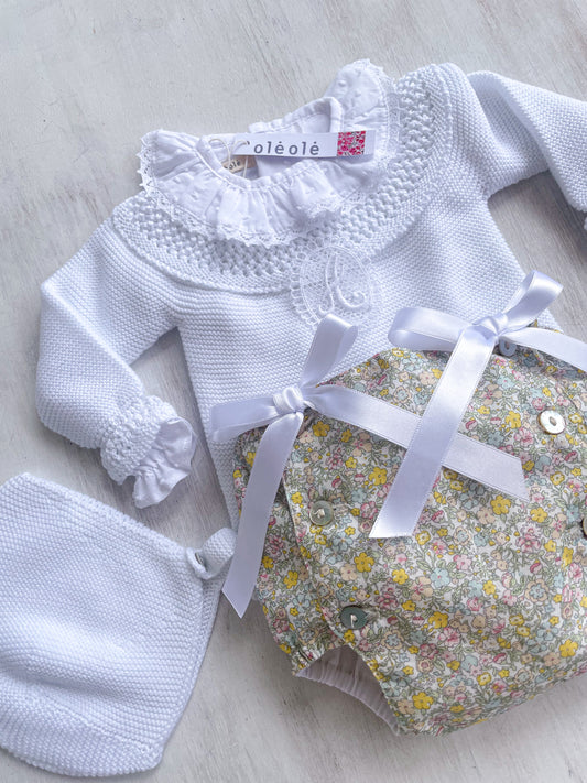 Conjunto suéter, gorro blanco y panty flores
