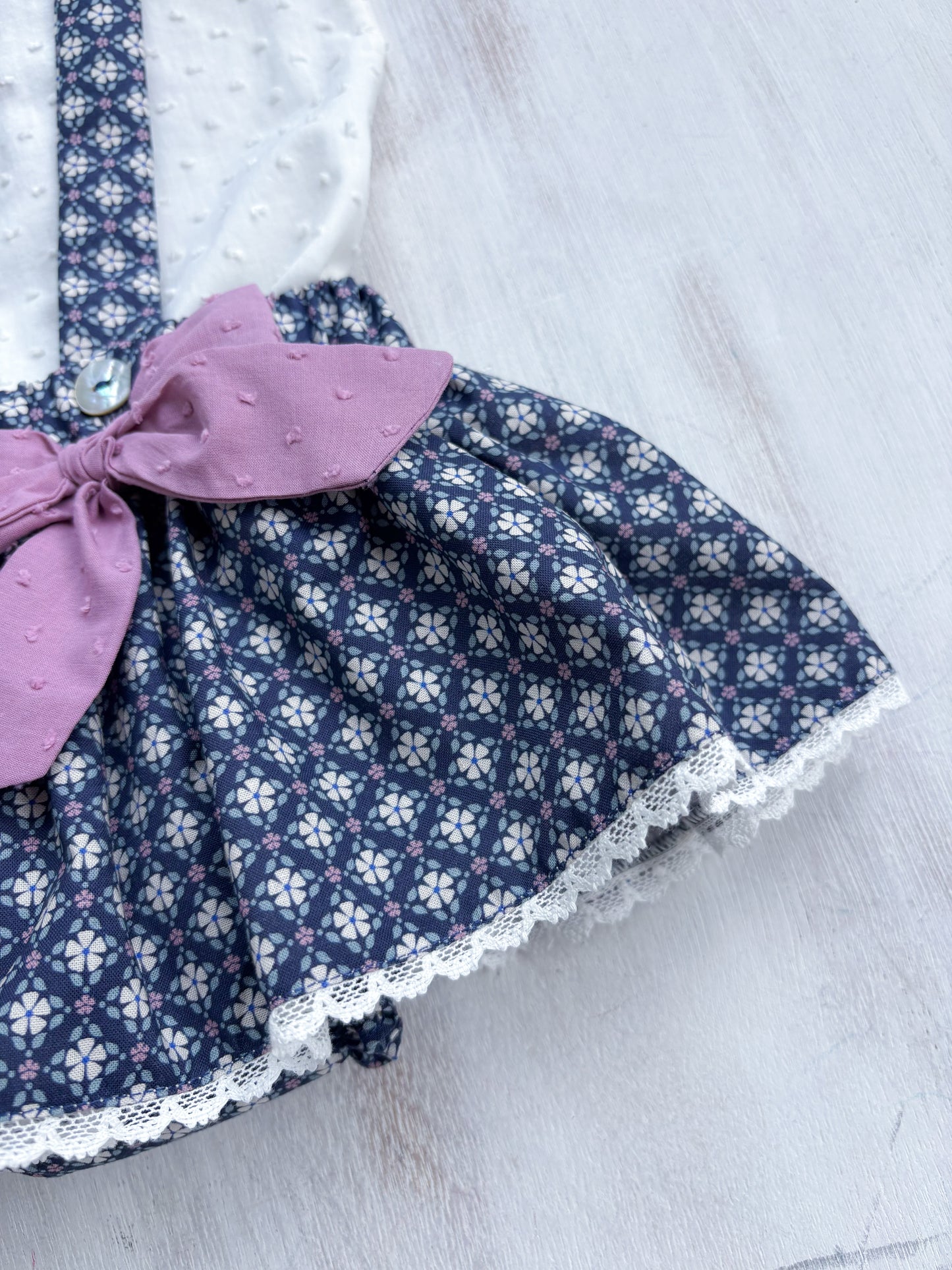 Falda c/tirantes y faralados geometrica azul marino