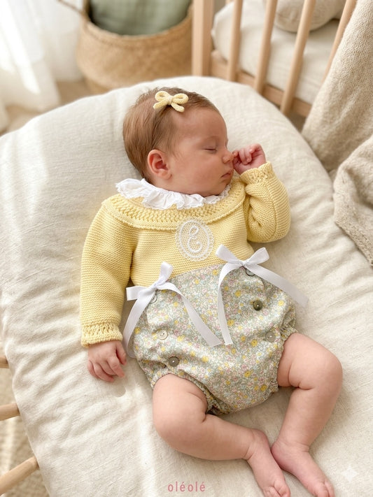 Conjunto suéter, gorro blanco y panty flores