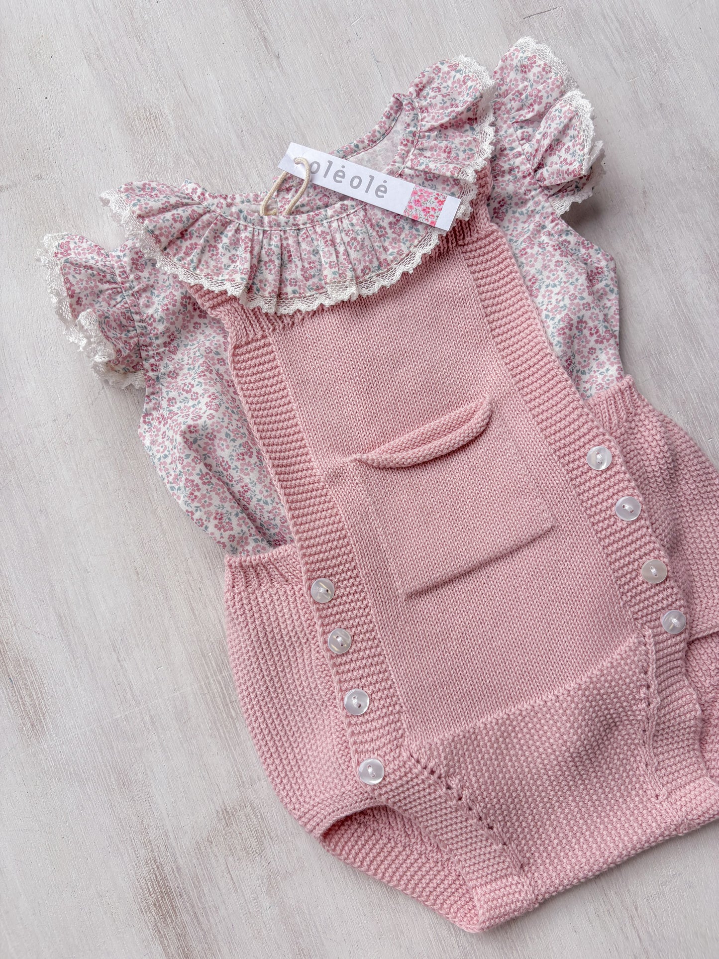 Conjunto peto y camisa estampada flores mini rosadas combinada