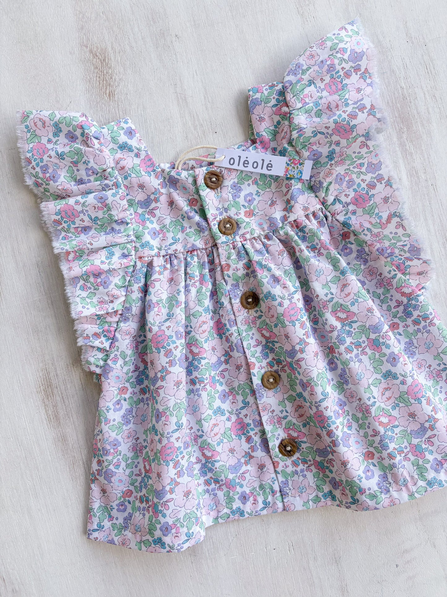 Camisa volante flores grandes tipo liberty rosadas
