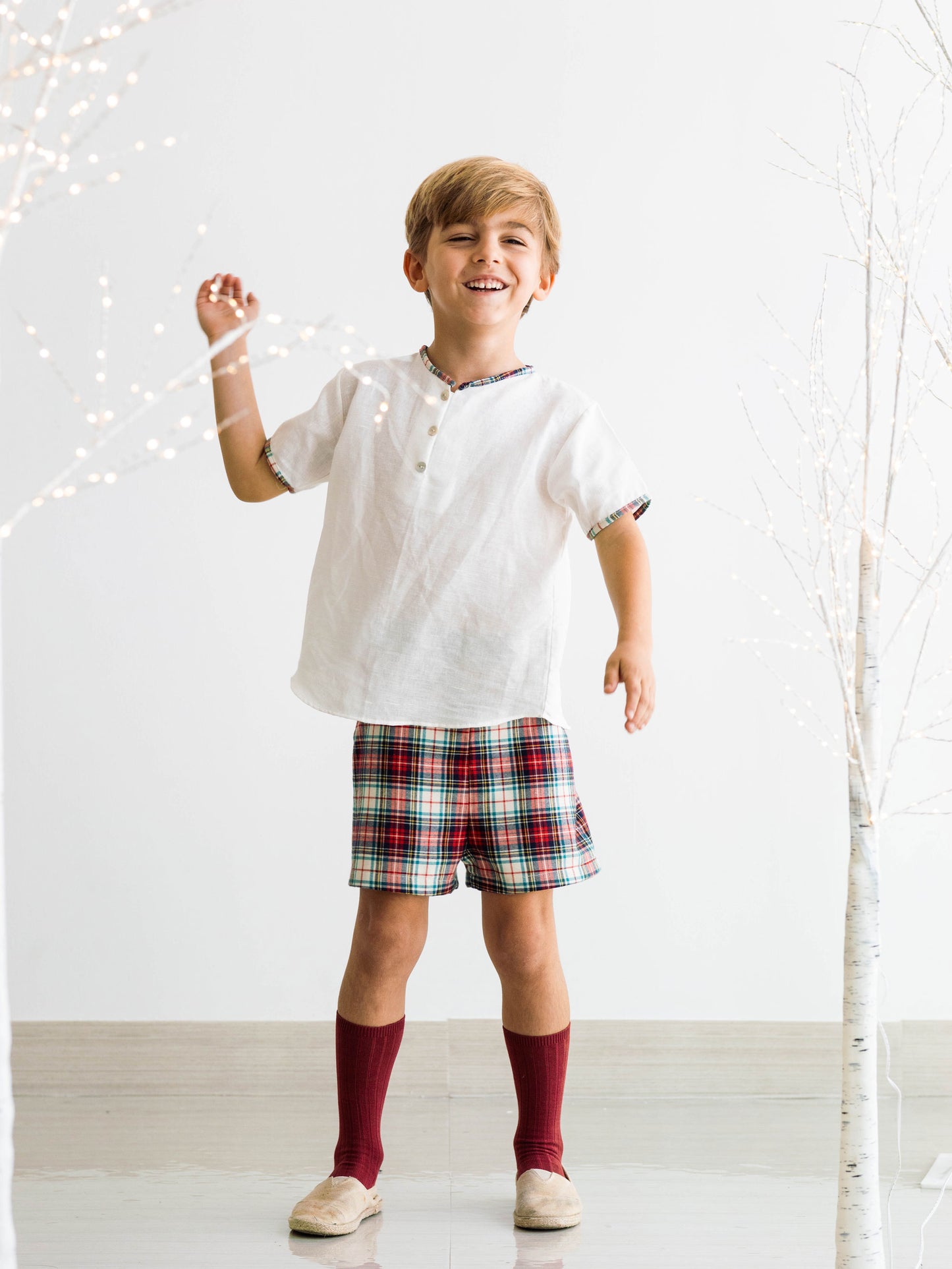 Conjunto varón short tartán burdeos y beige