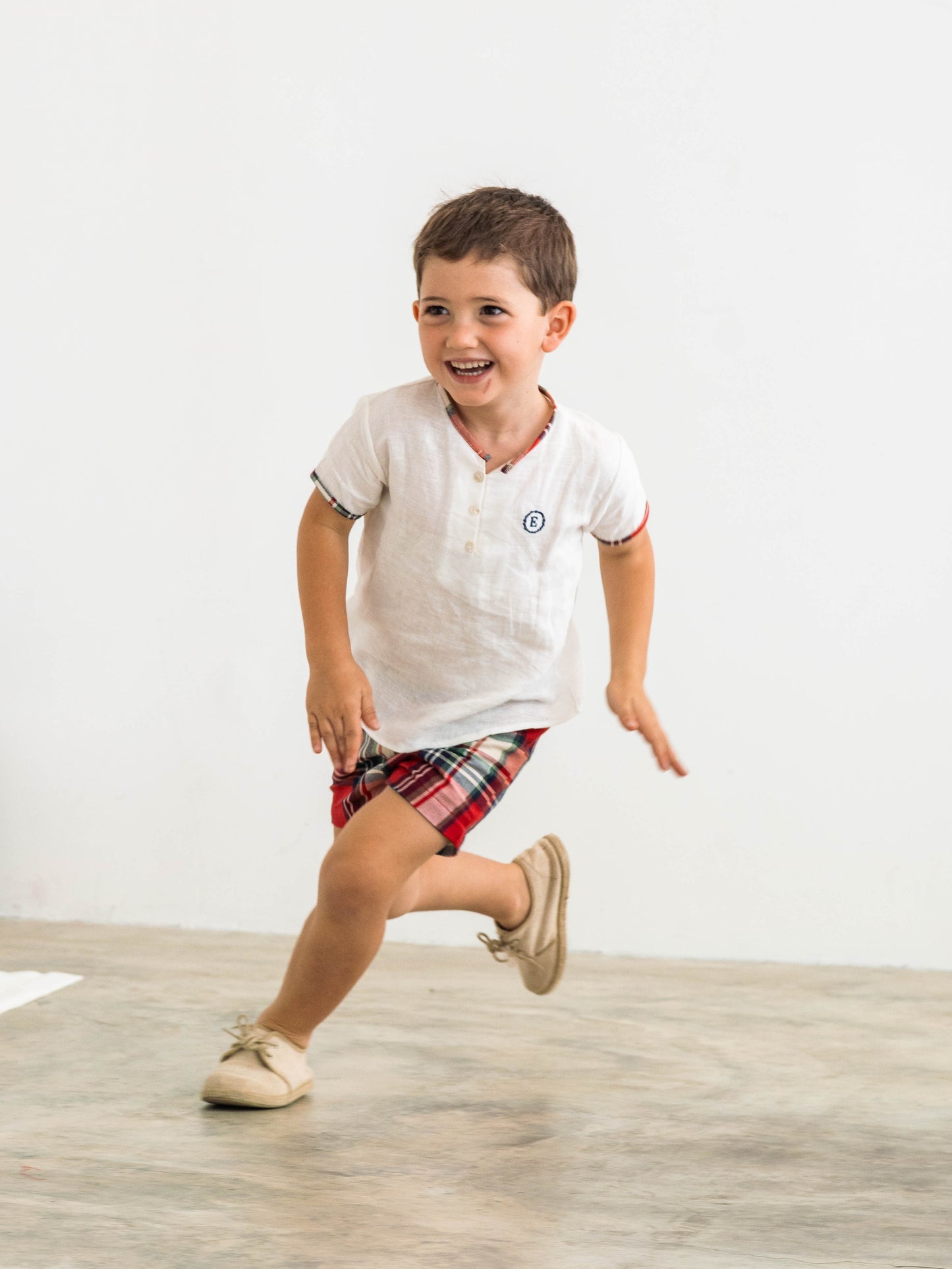 Conjunto varón short cuadros rojos y crudo personalizado