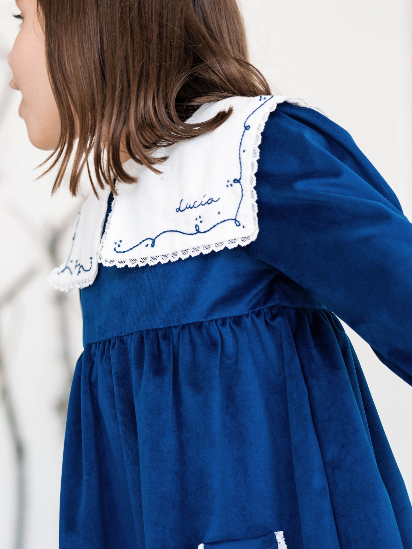 Vestido velvet marino bordado a mano